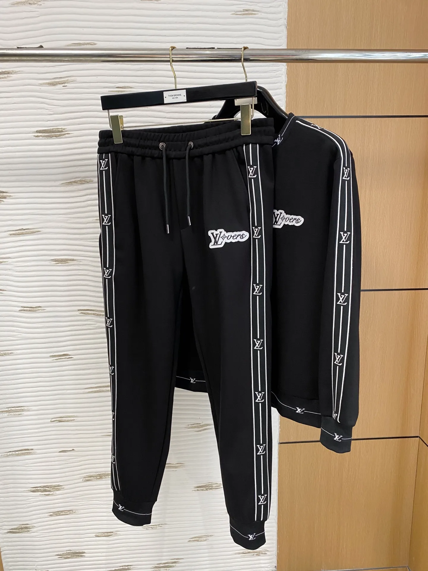 🅿️540 [LV Louis Vuitton] hot-selling suit is coming. Focus on the original version of the official website. 2025 new hot-selling sweatshirt suit. The original order is the best. 🇭🇰The meticulous work of top designers. It has a fitting and perfect upper body effect. All-natural high-quality Tencel Roman cotton 100%, close-fitting comfort, noble and elegant! Original hardware embodies elegance and nobility! Counter size: M-3XL (maximum wear up to 190 pounds)